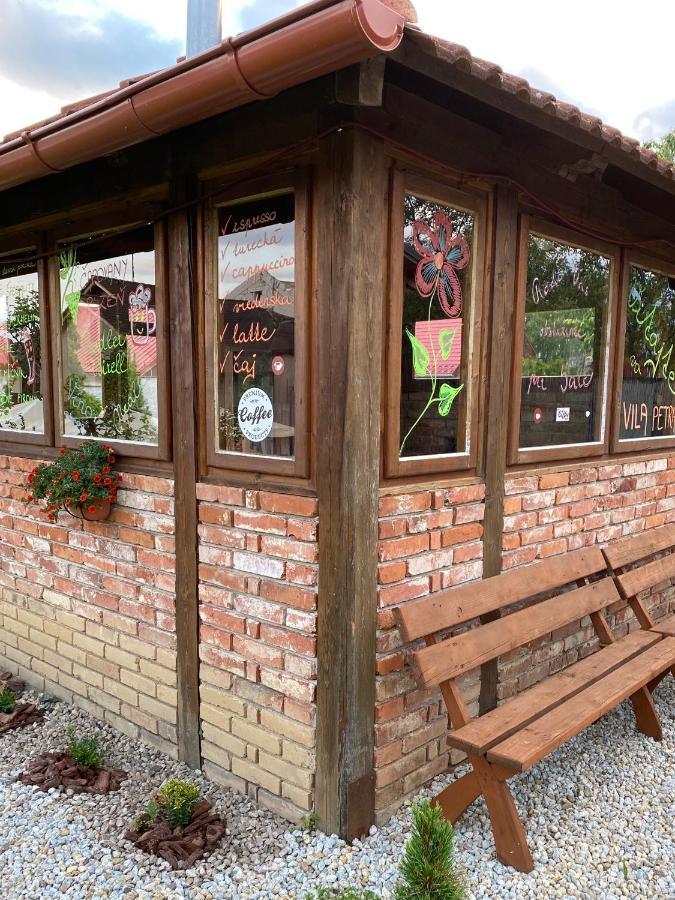 Penzion Vila Petra Bed&Breakfast Veľký Slavkov エクステリア 写真