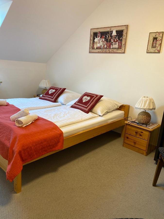 Penzion Vila Petra Bed&Breakfast Veľký Slavkov エクステリア 写真
